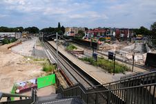 816725 Gezicht op het N.S.-station Bilthoven te Bilthoven (gemeente De Bilt), vanaf de nieuwe voetgangersbrug, met de ...